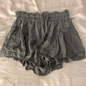 rewash grey frilly flowy boho shorts!
so cute for a beach trip or everyday wear!